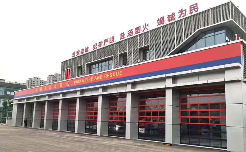 智慧消防应急通道:常州消防大队专用红色滑升门系统插图 智慧消防应急通道:常州消防大队专用红色滑升门系统插图