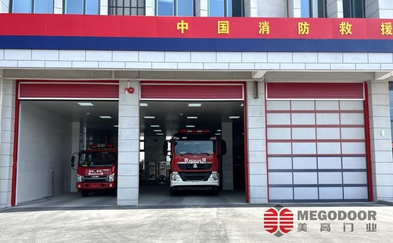 智慧消防应急通道:常州消防大队专用红色滑升门系统缩略图 智慧消防应急通道:常州消防大队专用红色滑升门系统缩略图