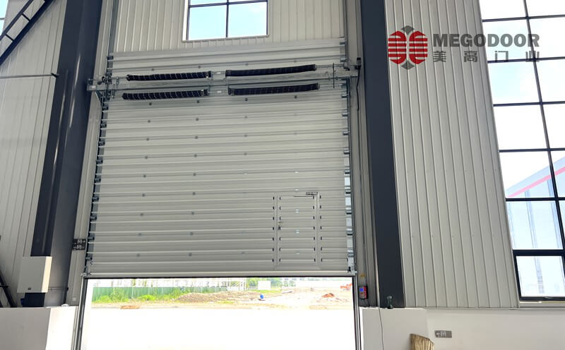 寒区守护者:常州低温区域电动滑升门的断桥保温与抗风技术创新插图1 寒区守护者:常州低温区域电动滑升门的断桥保温与抗风技术创新插图1